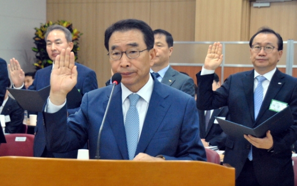 이강래 한국도로공사 사장이 15일 본사 강당에서 열린 '2018 국회 국토교통위원회 국정감사'에 앞서 선서를 하고 있다.
