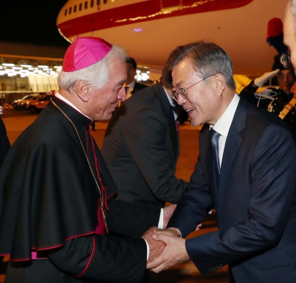 문재인 대통령이 16일(현지시간) 로마 다빈치 공항에 도착해 교황청 주교역임 대사 알프레드 슈아레브와 인사하고 있다.