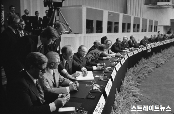 핀란드 헬싱키에서 유럽안보협력회의 창설에 합의하는 각국 정상들(1975.08.01)(자료:Courtesy Gerald R. Ford Presidential Library)