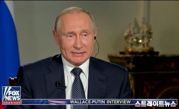 미국 폭스뉴스 진행자 크리스 월리스(Chris Wallace)와 한 인터뷰에서 “한반도의 완전히 비핵화를 달성하기 위해서는 당연히 (북한의 체제 안전에 대한) 국제적 보장이 필요하고, 러시아는 요구되는 만큼의 기여를 할 준비가 되어 있다”고 말하는 블라디미르 푸틴 러시아 대통령(2018.07.16)(자료:FoxTV화면 갈무리) ⓒ스트레이트뉴스