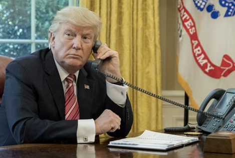 백악관에 통화하고 있는 트럼프 대통령(2017년 6월 워싱턴)