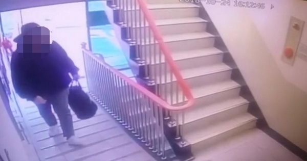 26일 부산 사하구 장림동에서 벌어진 일가족 살인사건의 용의자 신모(32)씨가 사건이 벌어진 아파트에 들어가는 폐쇄회로(CC)TV의 장면.(사진=부산경찰청)