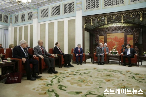 미국 공화당 상원의원･의회사절단이 베이징을 방문한 가운데, 중국 국무원 리커창(Li Keqiang) 총리가 테네시주 라마 알렉산더(Lamar Alexander) 상원의원과 대화를 나누고 있다.(2018.11.01)(자료:AP by Jason Lee) ⓒ스트레이트뉴스