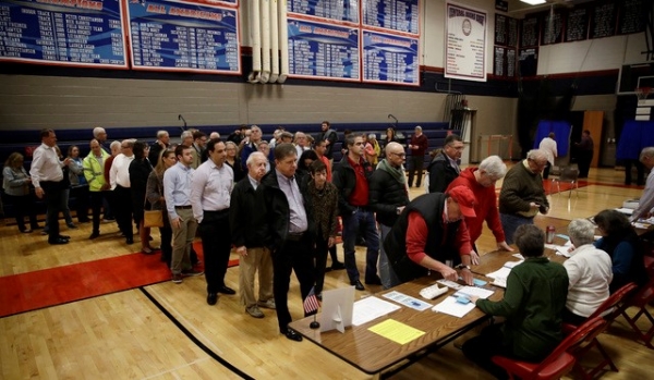 미 중간선거가 실시된 6일 이른 아침 펜실베이니아주의 한 투표소에서 유권자들이 투표 용지를 받기 위해  서 있다.