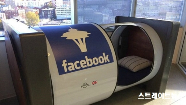 페이스북 시애틀(Seattle) 오피스에 설치된 직원용 낮잠 포드(nap pod)(자료:decoist) ⓒ스트레이트뉴스