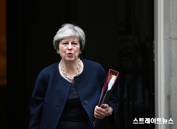 테레사 메이가 영국 총리가 2018년 11월 14일 런던 다우닝가를 떠나고 있다(자료:Reuters by Henry Nicholls) ⓒ스트레이트뉴스