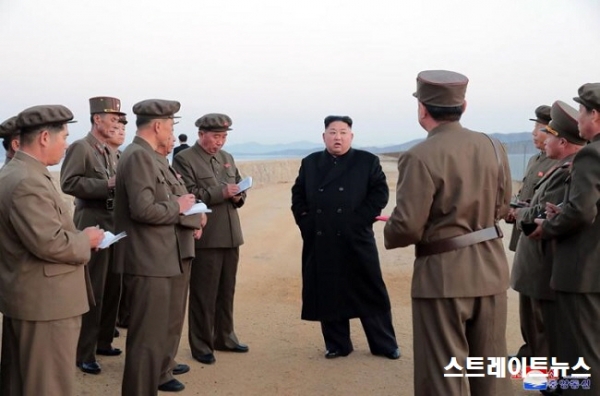 신형 ‘하이테크’ 무기 시험장을 방문해 군 관계자들과 대화를 나누는 김정은 국무위원장(자료:조선중앙통신/CNN) ⓒ스트레이트뉴스