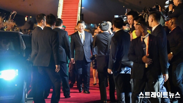 APEC 참석 차 포트 모즈비 국제공항에 도착하는 중국 시진핑 국가주석(2018.11.15)(자료:Guardian/AFP) ⓒ스트레이트뉴스