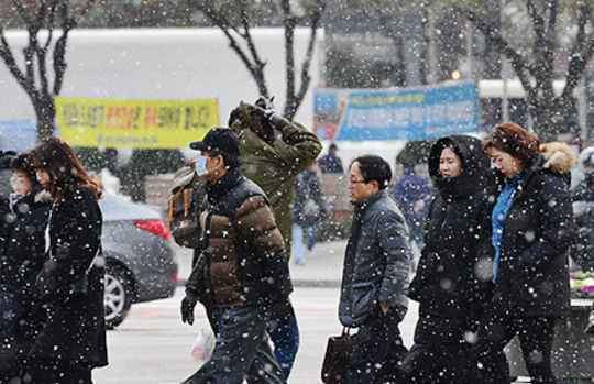 기상청은 21일 기압골 영향으로 서울에 첫 눈이 내릴 가능성이 있다고 예보했다.사진은 지난해 11월 20일 서울에 내린 첫눈.