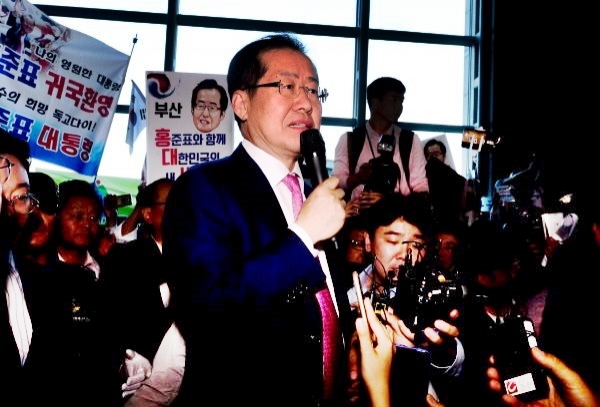 홍준표 자유한국당 전 대표가 인천국제공항에서 지지자에 둘러싸여 귀국인사를 하고 있다.