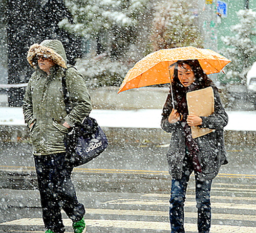 [스트레이트뉴스 고우현기자] 주말인 내일 24일은 전국 대부분 지역이 흐린 날씨 보이는 가운데 서울·경기·강원 지방을 중심으로 많은 양의 눈이나 비가 내리는 날씨 예상된다. 새벽에 시작된 눈·비는 아침에 전국적으로 확대되겠고 오후에 대부분 그칠 전망이다.