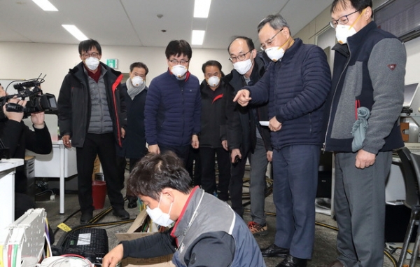 25일 서울 서대문구 KT아현지사에서 황창규(오른쪽 두번째) KT 회장이 화재 복구 현장을 점검하고 있다.