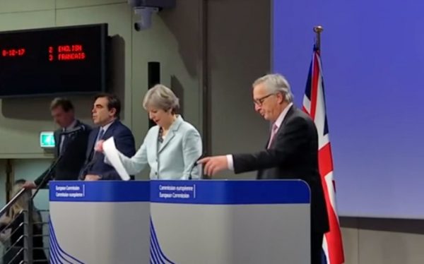 테레사 메이 영국 총리와 장 끌로드 융커 EU 집행위원장이 벨기에 브뤼셀에서 브렉시트(Brexit, 영국의 유럽연합 탈퇴) 합의에 대해 기자회견을 하고 있다.