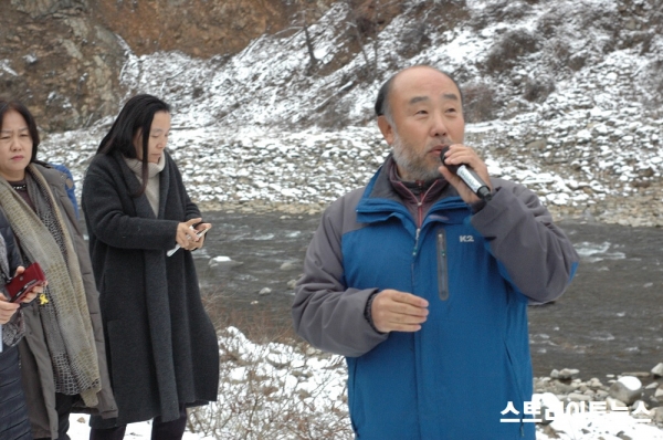 서울환경연합 회원 43명과 함께 폐수 방류 현장을 찾은 신기선 영풍석포제련소 봉화군 대책위원장(2018.11.24) ⓒ스트레이트뉴스