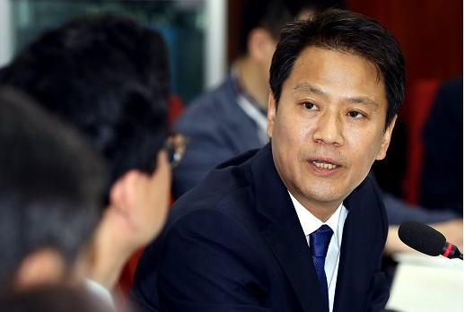 임종석 대통령 비서실장이 최근 SNS에 “2022년에 경의선 타고 베이징으로 겨울올림픽 응원을 갈 수도 있을 것”이라는 글을 올려, 화제다.
