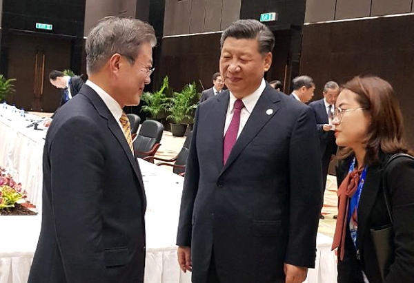 지난 20일 APEC 회의 중 시진핑 중국 국가주석과 대화하는 문재인 대통령 모습.