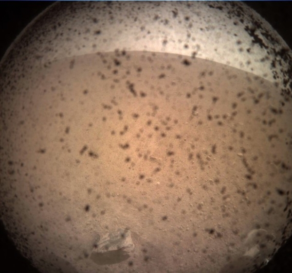 미 항공우주국(NASA)이 26일(현지시간) 화성탐사선 인사이트가 화성 표면에 착륙한 후 처음 전송한 화성 사진을 공개했다. 인사이트호는 앞으로 약 2년 간 화성 표면에서 지질 연구 등 화성 탐사를 하게 된다.