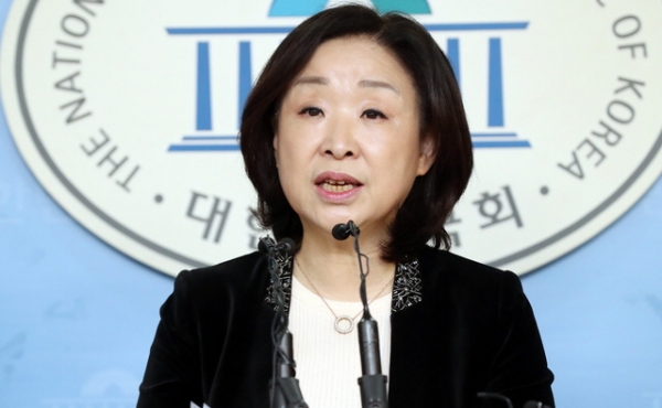 심상정 정의당 의원이 15일 서울 영등포구 여의도 국회 정론관에서 삼성바이오로직스 증권선물위원회 결정 관련 기자회견을 하고 있다.