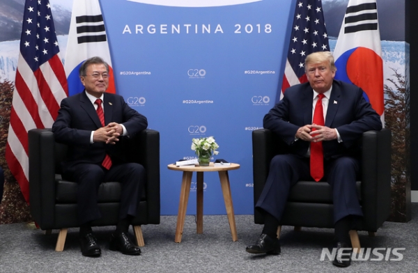 문재인 대통령이  도널드 트럼프 미국 대통령dl 30일 오후(현지시간) G20 정상회의가 열리고 있는 아르헨티나 부에노스아이레스 코스타 살게로 센터에서 정상회담을 하고 있다.사진=뉴시스