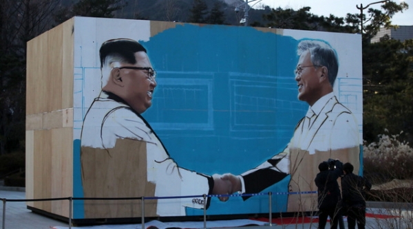 청와대 사랑채 앞에 설치된 문재인 대통령과 김정은 북한 국무위원장의 모습이 담긴 그림 작품. 