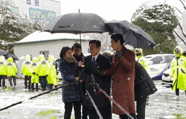 이재명 경기도지사가 지난 11월 24일 수원지방검찰청 성남지청에 출석해 취재진들의 질문에 대답하고 있다.