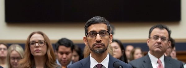 순다르 피차이 구글 CEO가 11일 미 연방하원 법사위원회 청문회에 출석했다. 공화당의원들은 구글이 반보수 일색이라며 피차이를 몰아세웠고, 민주당의원들은 세계 최대 인터넷 업체의 사생활 정보 정책에 관한 질문을 쏟아냈다.