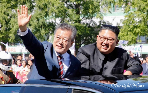 평양 시가지 카퍼레이드 도중 시민들에게 손을 흔드는 문재인 대통령과 김정은 위원장(2018.09.18)(자료:AP/Kyodo/thenation) ⓒ스트레이트뉴스