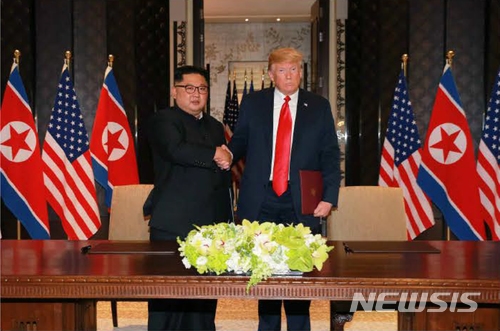 지난 6월 12일 싱가포르에서 정상회담을 가진 김정은 북한 국무위원장과 도널드 트럼프 미국 대통령.