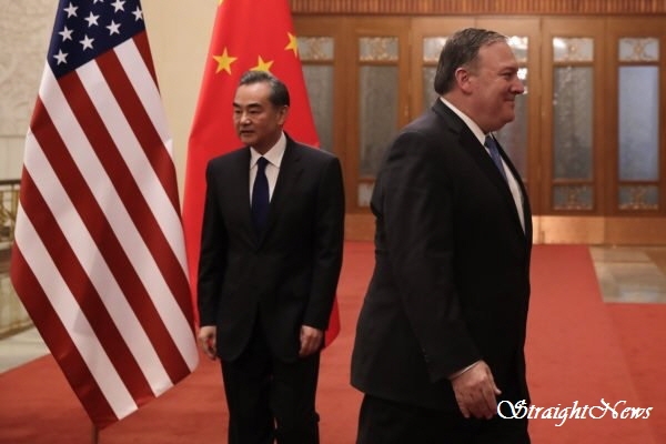 베이징 회담에서 설전을 주고받은 후 서로를 외면하는 미국 폼페이오 국무장관과 중국 왕이 외교부장(2018.10.08) ⓒ스트레이트뉴스DB
