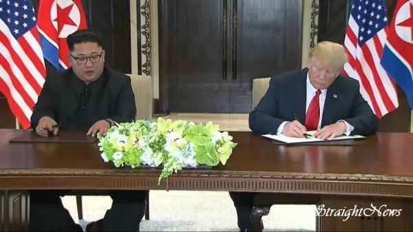 공동합의문에 서명하는 김정은 위원장과 트럼프 대통령(2018.06.12)(자료:Reuters) ⓒ스트레이트뉴스DB