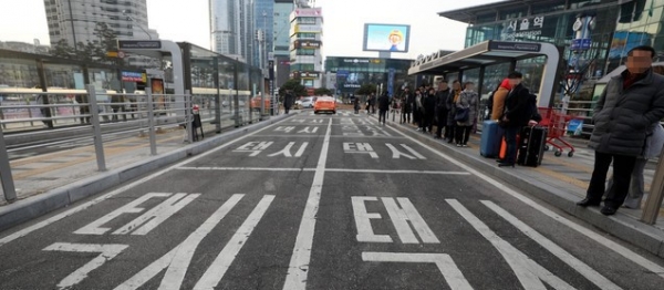 카카오 카플을 반대하는 대규모 집회로 일부 택시 운행이 중단된 20일 오전 서울 용산구 서울역 택시 승강장에서 시민들이 대부분 운행되지 않는 택시를 기다리고 있다.