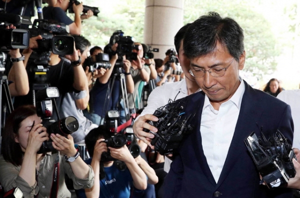 자신의 비서를 성폭행한 혐의를 받는 안희정 전 충남지사가 지난 8월 14일 서울 마포구 서부지방법원에서 열린 1심 선고에 출석하고 있는 모습.