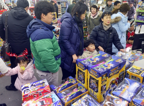 크리스마스를 하루 앞둔 24일 오후 서울 창신동 문구점에서 어린이들이 크리스마스 선물을 고르고 있다.