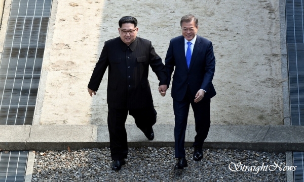 국경을 넘어서는 문재인 대통령과 김정은 위원장(2018.04.27)(자료:공동취재단) ⓒ스트레이트뉴스DB