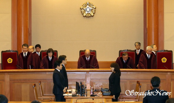 통합진보당 해산 선고를 위해 입장하는 재판부(2014.12.09) ⓒ스트레이트뉴스DB