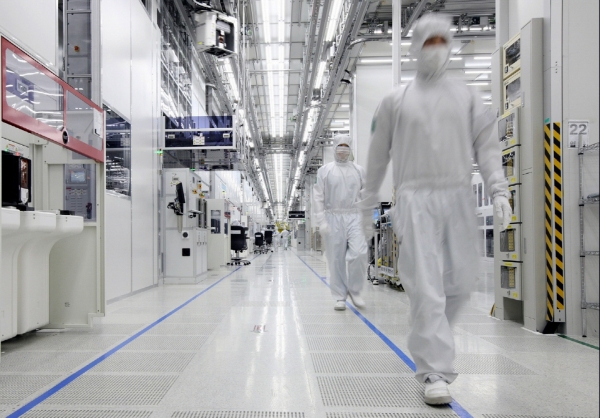 중국 산시성 시안시 삼성전자 메모리 반도체 공장에서 직원들이 분주하게 움직이고 있다