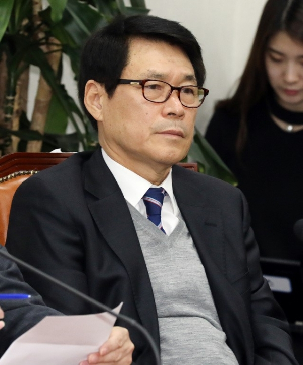 지난 26일 오전 서울 영등포구 여의도 국회에서 이군현 의원이 자리에 앉아 있다. 