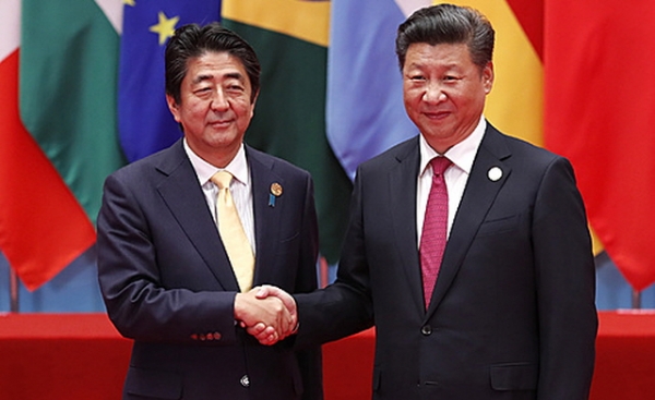 시진핑 중국 국가주석(오른쪽)과 아베 신조 일본 총리