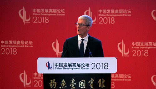 팀 쿡 애플 CEO가 지난해 3월 24일 중국 베이징에서 열린 중국발전포럼에서 연설하고 있다.