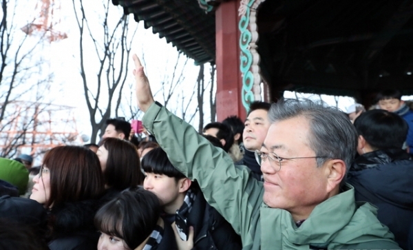 문재인 대통령이 새해 첫날인 1일 서울 남산 팔각정에서 시민들과 함께 해돋이를 바라보고 있다. 청와대 제공