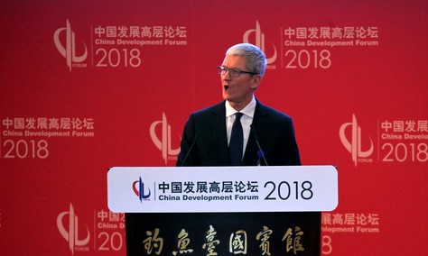팀 쿡 애플 최고경영자(CEO)가 지난 3월 24일 중국 베이징에서 열린 중국발전포럼에서 연설하고 있다.