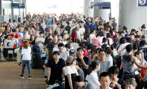 일본 정부가 7일부터 2세 이상의 내국인과 외국인을 상대로 1인당 1000엔의 '출국세'를 걷는다. 사진은 지난해 9월5일 일본 오사카 간사이국제공항 모습.