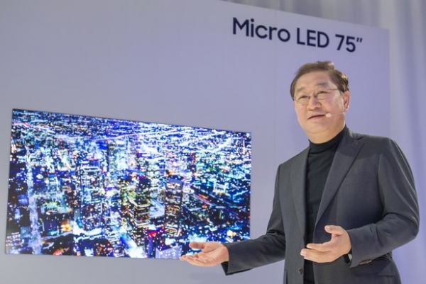 삼성전자 영상디스플레이 사업부장 한종희 사장이 6일(현지시각) 미국 라스베이거스에 위치한 아리아 호텔에서 열린 '삼성 퍼스트 룩 2019(Samsung First Look 2019)'에서 마이크로 LED를 적용한 75형 스크린을 공개하고 AI 시대의 스크린 혁신에 대한 비전을 발표하고 있다.