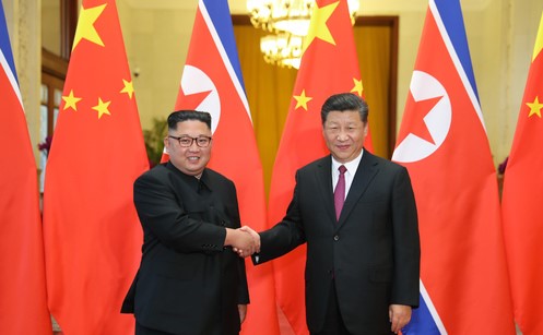  김정은 북한 국무위원장이 지난해 6월19일 중국 베이징에서 시진핑 국가주석과 악수하고 있다