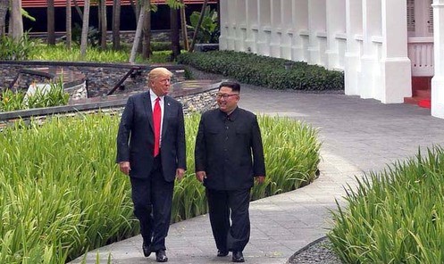 지난해 6월12일 제1차 북미 정상회담 당시 싱가포르 센토사섬 카펠라 호텔에서 산책 중인 트럼프 미국 대통령과 김정은 북한 국무위원장.