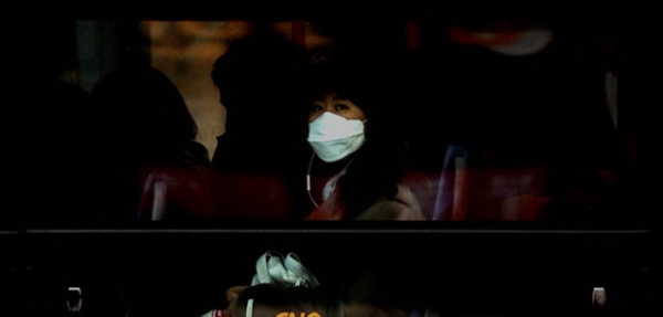 서울 도심에서 시민이 마스크를 쓴채 버스를 타고 출근하고 있다.