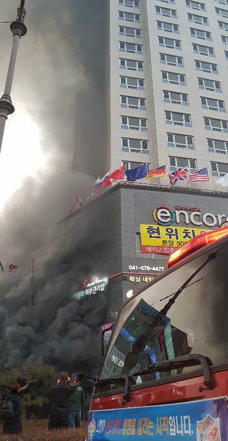 14일 오후 충남 천안시 서북구 라마다 호텔에서 불이 나 검은 연기가 치솟고 있다.