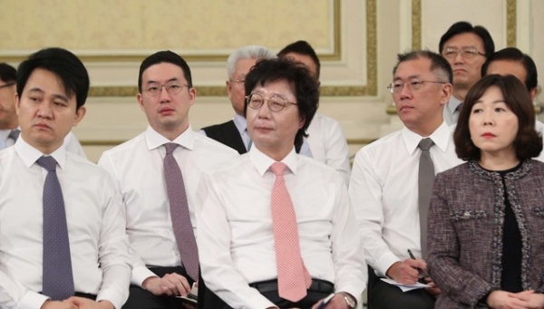 구광모(왼쪽 두번째) LG 회장과 정의선(왼쪽 네번째) 현대자동차 수석부회장이 참석자의 의견을 듣고 있다.