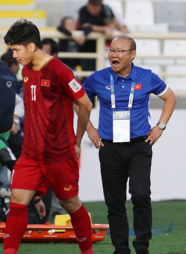 12일 아랍에미리트 아부다비 알나얀 경기장에서 열린 아시안컵 D조 조별리그 2차전 베트남과 이란의 경기에서 0대2로 패한 베트남 박항서 감독이 아쉬워하고 있다.