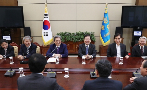 노영민 대통령 비서실장이 22일 오후 취임 후 첫 남북공동선언 이행추진위원회 3차회의를 주재하고 있다.사진=청와대